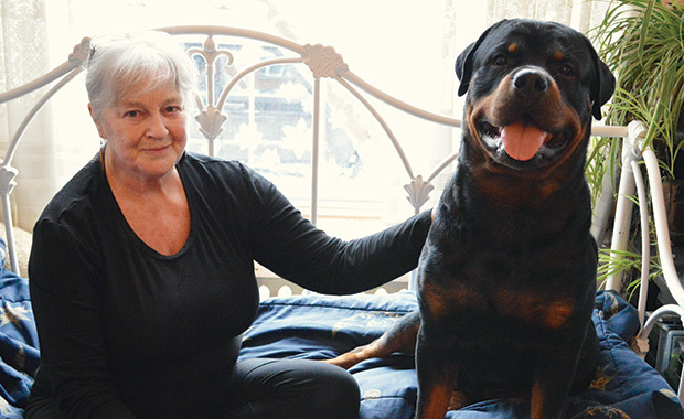 Brenda Hanna et Freddie, son Rottweiler.